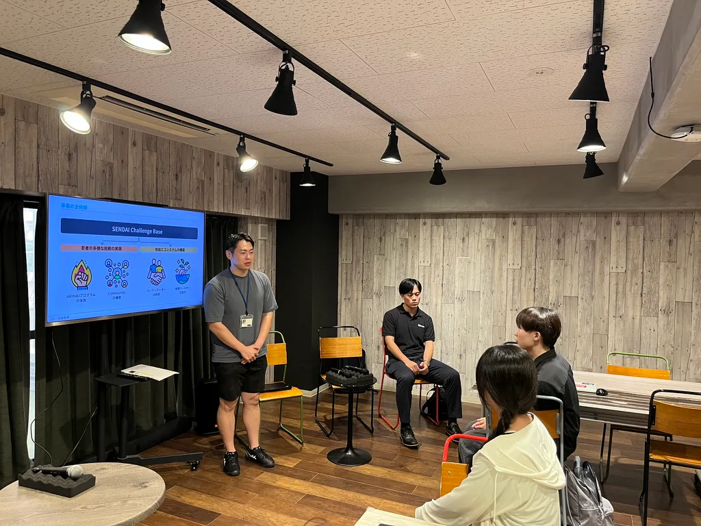 SENDAI Challenge Baseの活動紹介を聞く参加者