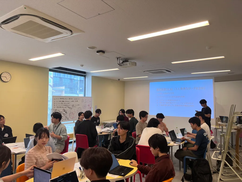 会場でグループワークに取り組む参加者