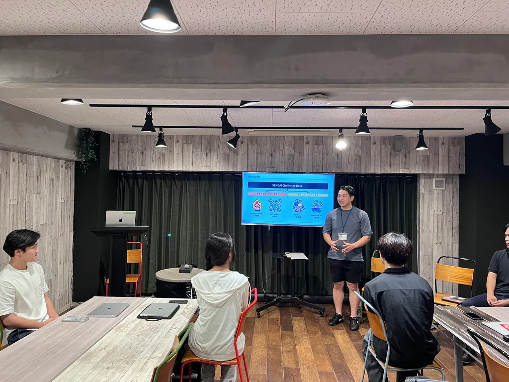 SENDAI Challenge Baseの活動説明を聞く参加者