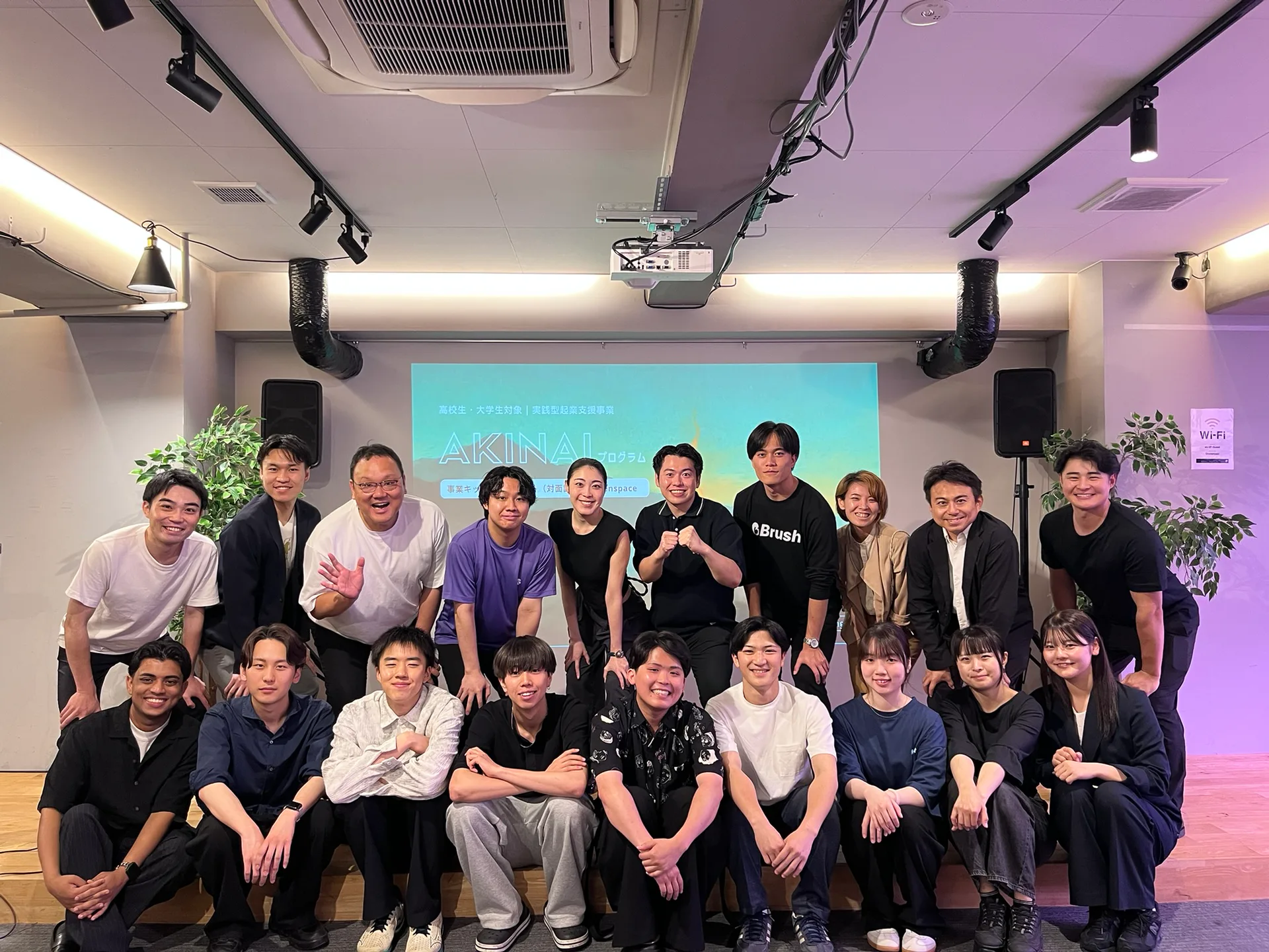AKINAIプログラムの参加者と運営メンバー