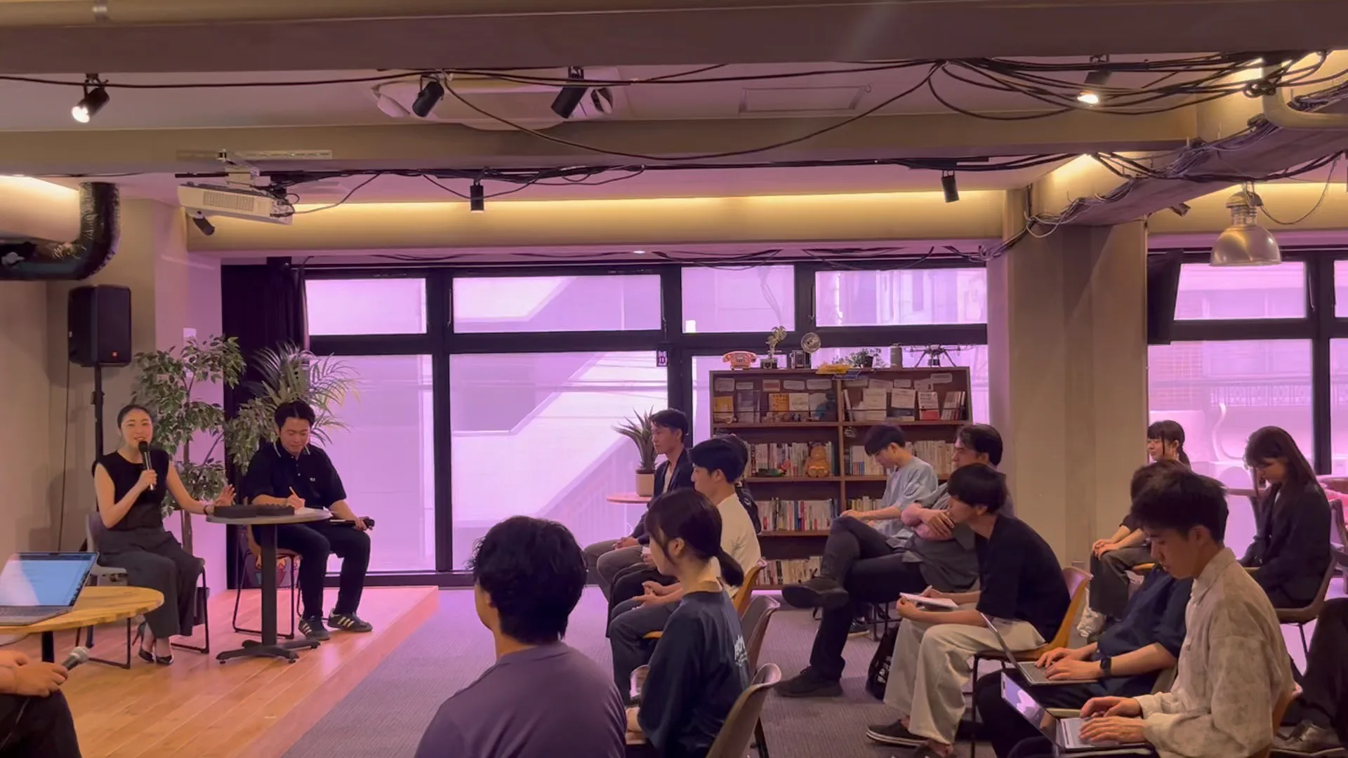 AKINAIプログラムの会場で話を聞く参加者